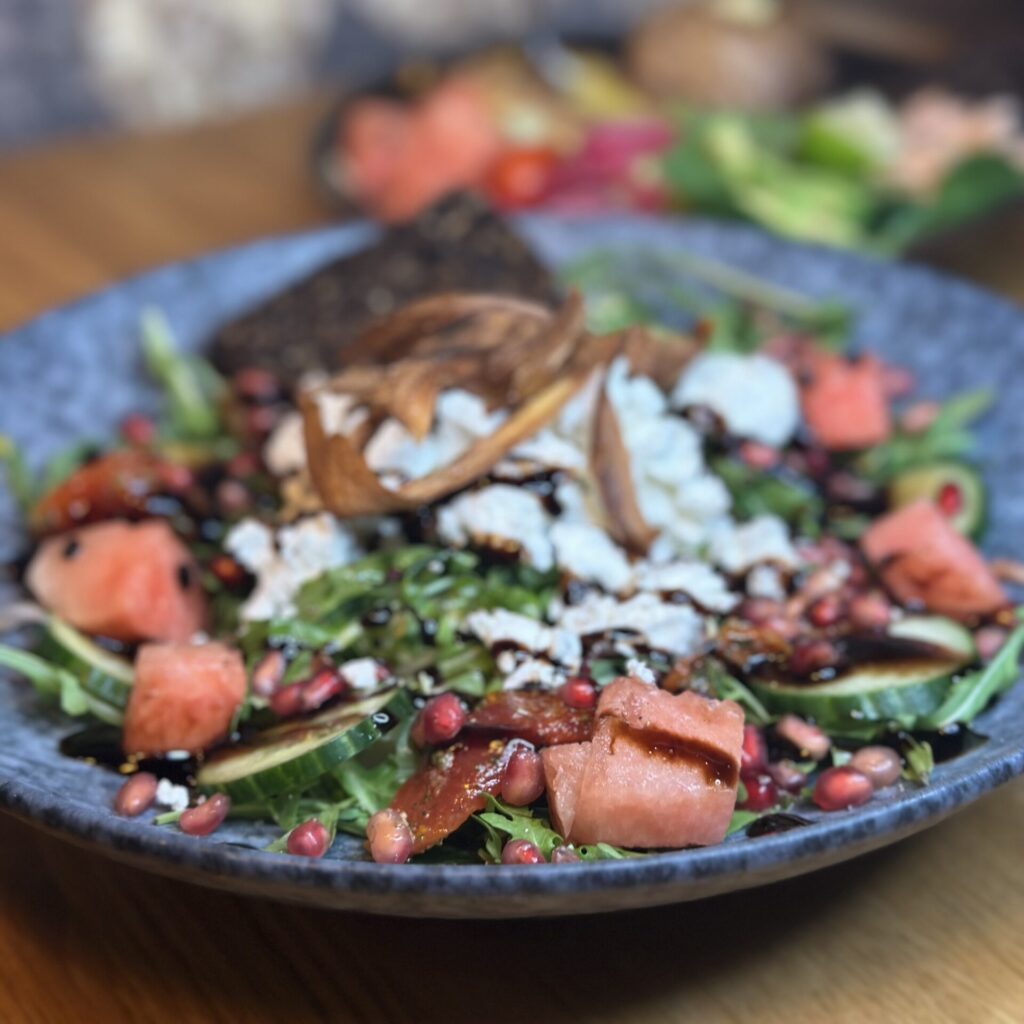 Lämmin savulohisalaatti