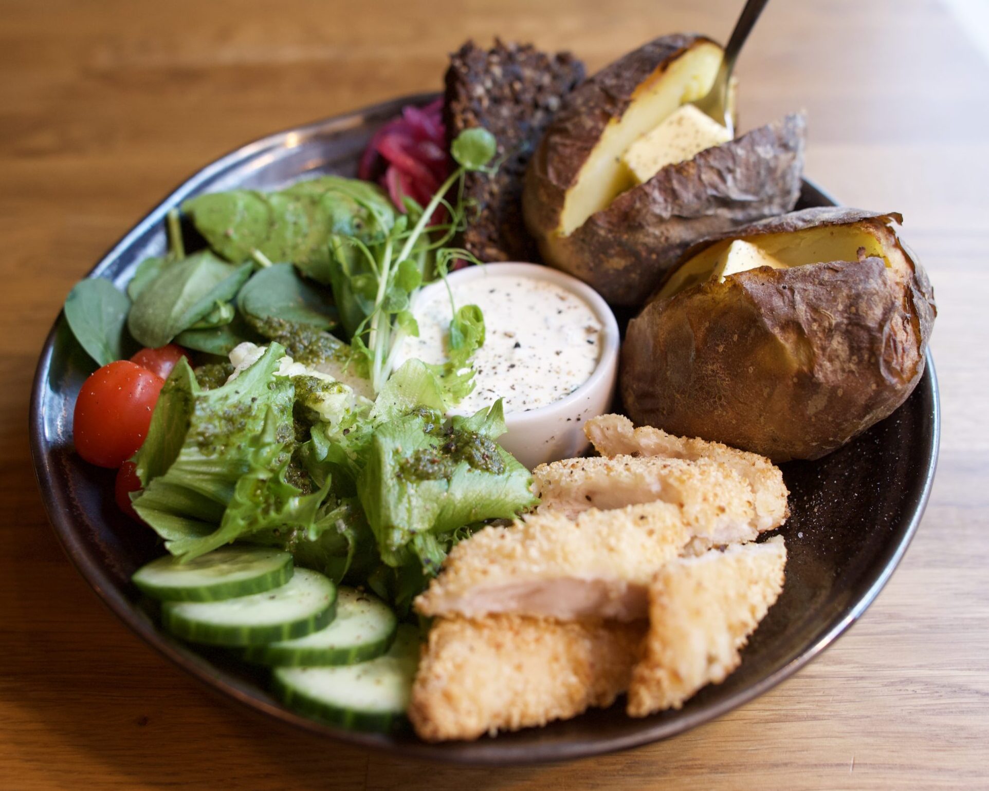 Lämmin savulohisalaatti